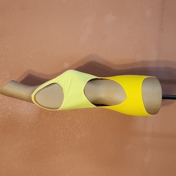 Sassy yellow one shoulder swimsuit! 💛 Size small! - Picture 5 of 6